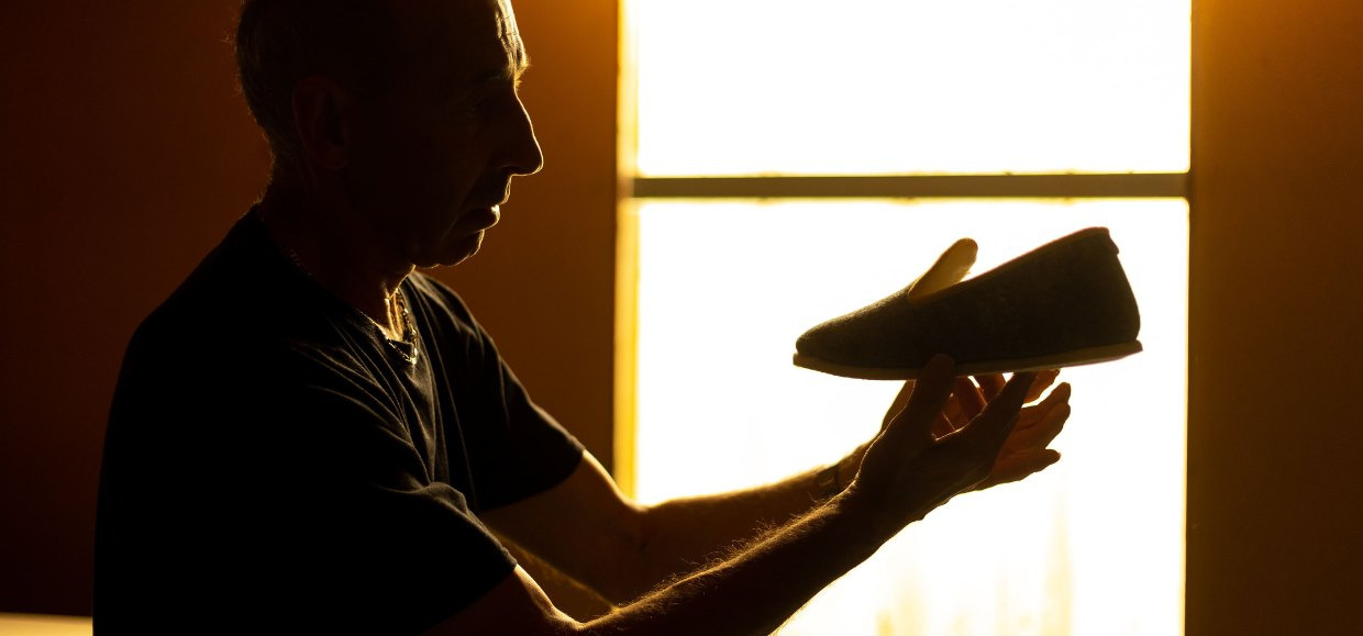 l'atelier de fabrication de charentaise chausse mouton