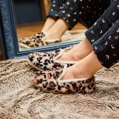 Charentaises Chausse Mouton Léo – Chaussons léopard en fausse fourrure Made in France