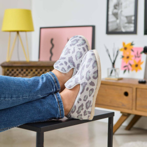 Chaussons Mela Gris – Pantoufles confort imprimé léopard gris Made in France