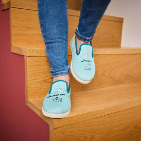 Charentaises Ski Vert – Chaussons humoristiques “Je peux pas j’ai ski” Made in France                