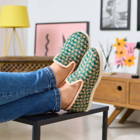 Charentaises Chausse Mouton Stevie – Chaussons graphiques verts et roses Made in France