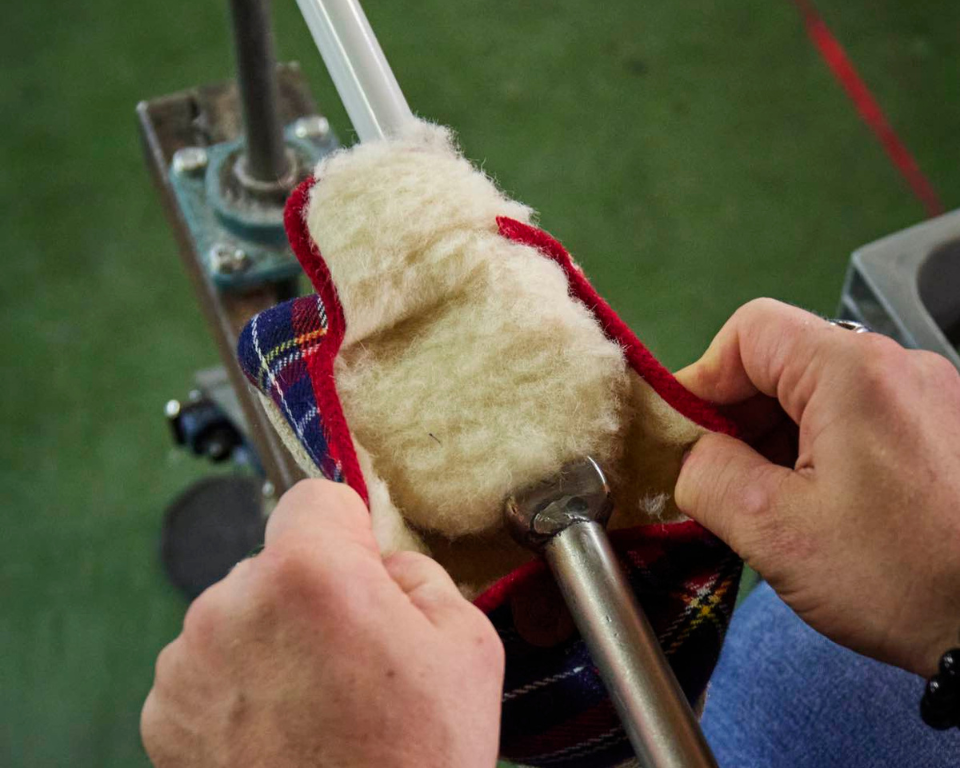 Fabrication artisanale cousu-retourné d’une charentaise tartan Chausse Mouton